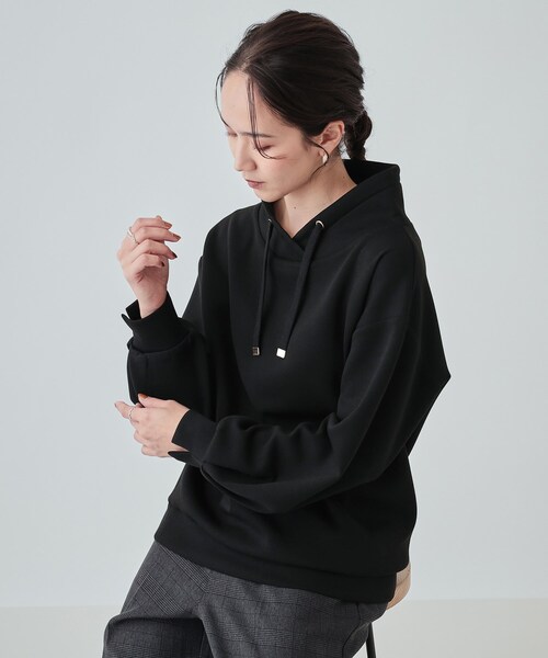 DRESKIP(ドレスキップ)の「◆【高レビュー】なめらかタッチ もちさら抜け襟トップス(スウェット・レディース・ブラック/ライトブルー/ライトグレー/ピンク系/ベージュ・02/03/04)」の2枚目の写真