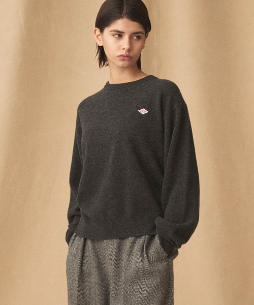 DANTON（ダントン）の「WOMEN'S LAMBSWOOL CREW NECK KNIT PULLOVER（ニット/セーター・レディース・イエロー/ダークグレー/ダークグリーン/ブラック/グレイッシュベージュ/ライトブラウン/ブルー/オートミール/オレンジ/ライトグレー/ブラウン/ダークネイビー/レッド・36/38）」の3枚目の写真