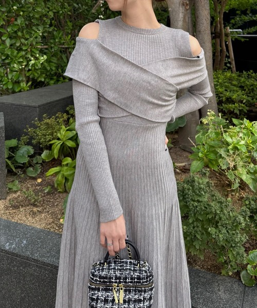 clear（クリア）の「オープンショルダーフレアロングニットワンピース [二の腕カバー 1枚で着れる 骨格ウェーブ]≪再入荷≫（ワンピース・レディース・ブラック/グレー・F）」の4枚目の写真