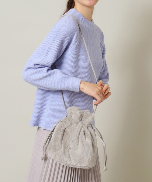 ITS'DEMO（イッツデモ）の「◆巾着2WAYファーショルダー（ショルダーバッグ・レディース・ダークグレー/ベージュ系その他4/グレー/ブラウン系・00）」の2枚目の写真