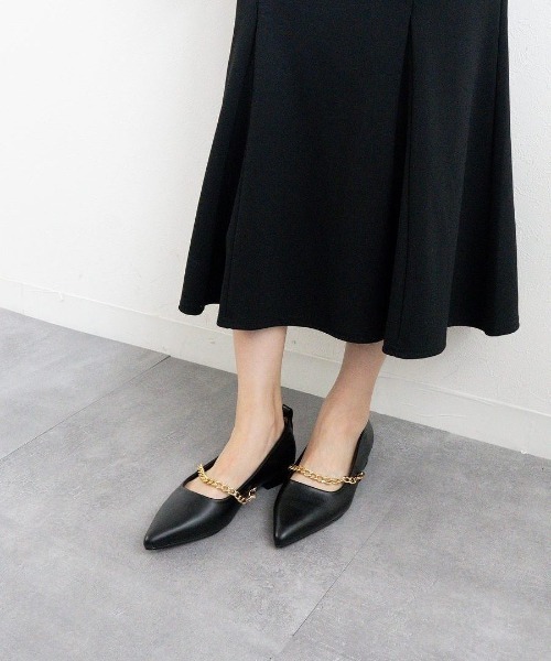 Fabby fabby（ファビィーファビィー）の「ポインテッドストラップチェーンパンプス（パンプス・レディース・ベージュ/ブラウン/ブラック/シルバー・SMALL/LARGE/MEDIUM）」の2枚目の写真