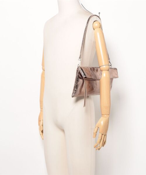 andrea cardone(アンドレアカルドネ)の「【ANDREA CARDONE】レザーワイド2wayサコッシュ(Q56363)(ショルダーバッグ・レディース・ブロンズ/シルバー・ALL)」の7枚目の写真