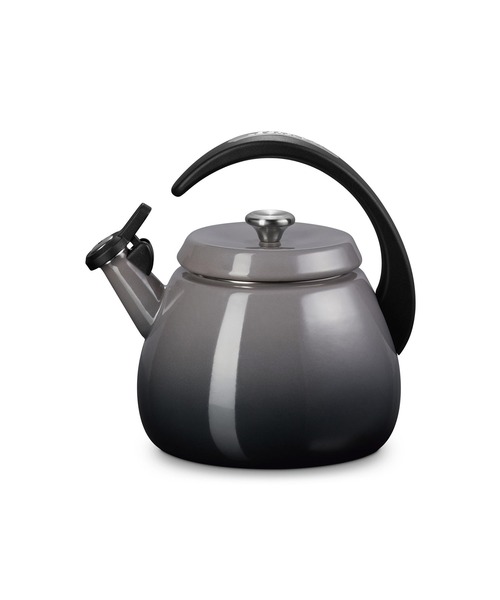 Le Creuset(ルクルーゼ)の「クロシェ・ケトル(キッチンツール・レディース・クリーム/グレー系その他/ブルー系その他/チェリーレッド・ONE SIZE)」の2枚目の写真