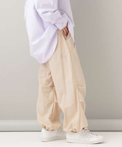 e/rm（イーアールエム）の「【e/rm・コラボ】AOR＊e/rm ナイロンパンツ（その他パンツ・レディース・ライトベージュ/ネイビー・FREE）」の7枚目の写真