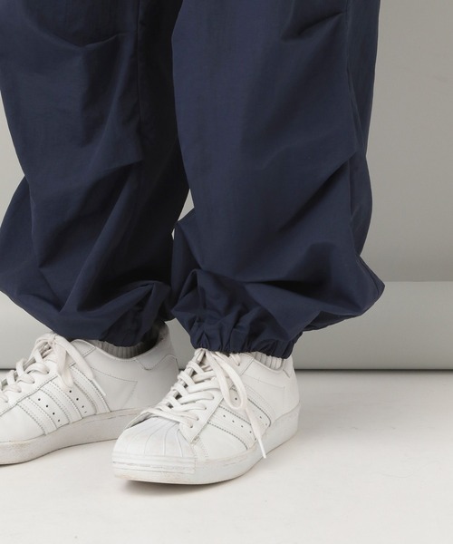 e/rm（イーアールエム）の「【e/rm・コラボ】AOR＊e/rm ナイロンパンツ（その他パンツ・レディース・ライトベージュ/ネイビー・FREE）」の17枚目の写真