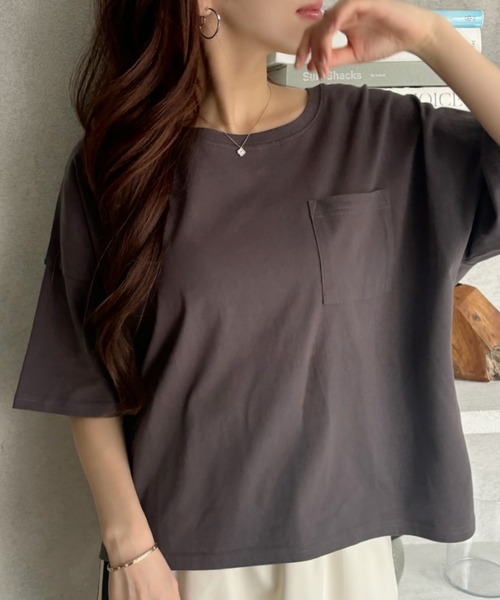TREOVER（トレオーバー）の「【コットン100%】ポケット付きTシャツ ラウンドヘム カラバリ豊富（Tシャツ/カットソー・レディース・パープル/モカ/ベージュ/ライトグリーン/ブラウン/サーモンピンク/ブルー/チャコールグレー/オフホワイト/アイボリー/ブラック・FREE）」の4枚目の写真