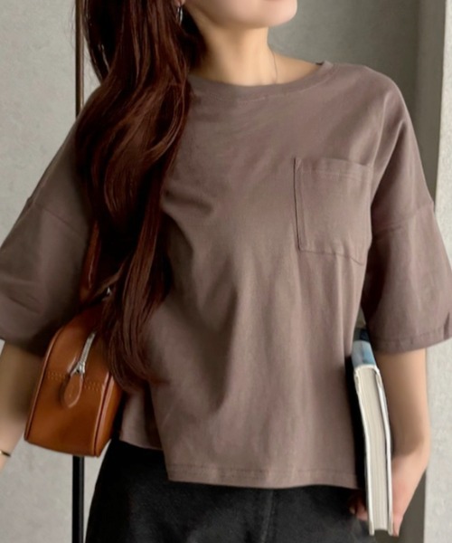 TREOVER（トレオーバー）の「【コットン100%】ポケット付きTシャツ ラウンドヘム カラバリ豊富（Tシャツ/カットソー・レディース・パープル/モカ/ベージュ/ライトグリーン/ブラウン/サーモンピンク/ブルー/チャコールグレー/オフホワイト/アイボリー/ブラック・FREE）」の6枚目の写真