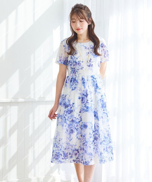 Rose Tiara（ローズティアラ）の「ローズプリントワンピース（ワンピース・レディース・オフホワイト/ブラック・46/42/40/38）」の2枚目の写真