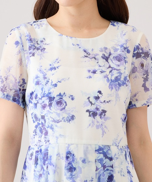 Rose Tiara（ローズティアラ）の「ローズプリントワンピース（ワンピース・レディース・オフホワイト/ブラック・46/42/40/38）」の12枚目の写真