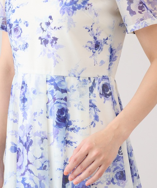 Rose Tiara（ローズティアラ）の「ローズプリントワンピース（ワンピース・レディース・オフホワイト/ブラック・46/42/40/38）」の15枚目の写真