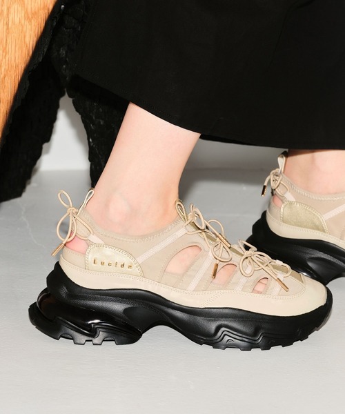 Lucida(ルシーダ)の「Zosma/ダブルリボンストレッチ厚底スニーカー(サンダル・レディース・ブラック/ホワイト/ベージュ・35/36/37/38/39)」の3枚目の写真