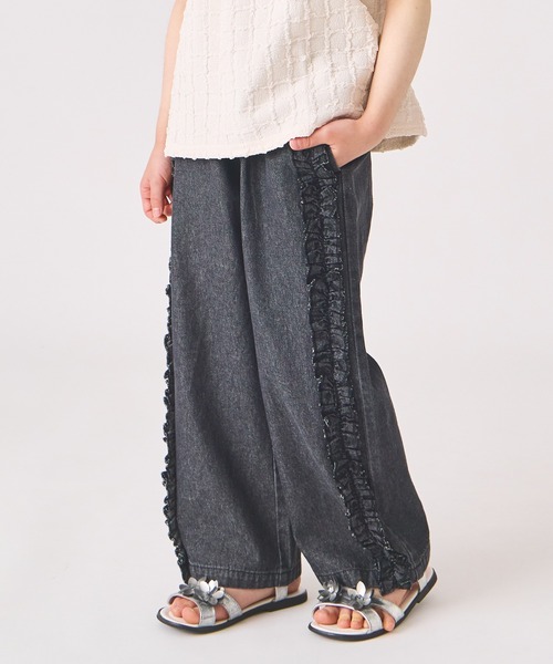 ever closet(エバークローゼット)の「フリルが主役 デニムパンツ(デニムパンツ・キッズ・ブラック/ブルー/サックスブルー・90cm/100cm/110cm/120cm/130cm/140cm/150cm)」の2枚目の写真