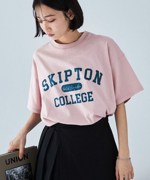MONO-MART(モノマート)の「ヴィンテージ加工カレッジロゴプリントオーバーサイズ半袖Tシャツ(Tシャツ/カットソー・レディース・オフホワイト/杢グレー/ホワイト系/ブラック/スミクロ/ネイビー/ブラック系/ピンク・FREE)」の8枚目の写真