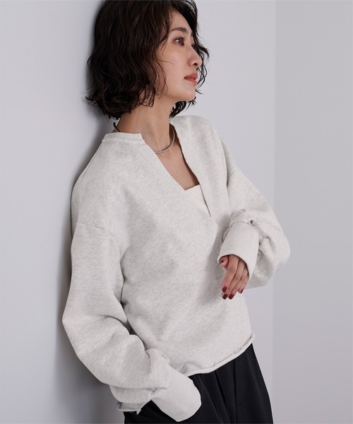 UR'S(ユアーズ)の「深Vネックスウェットプルオーバー(Tシャツ/カットソー・レディース・チャコール/オートミール/ブラック・L/M)」の1枚目の写真