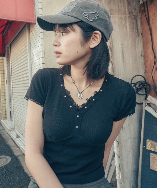 L.H.P（エルエイチピー）の「HUG YOUR SKIN/ハグユアスキン/Lace studded top（Tシャツ/カットソー・レディース・ホワイト/ブラック・F）」の2枚目の写真