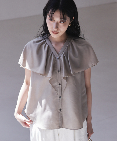 qualite(カリテ)の「ラッフルカラーVネックブラウス(シャツ/ブラウス・レディース・ブラック/カーキ/オフホワイト・フリー)」の3枚目の写真