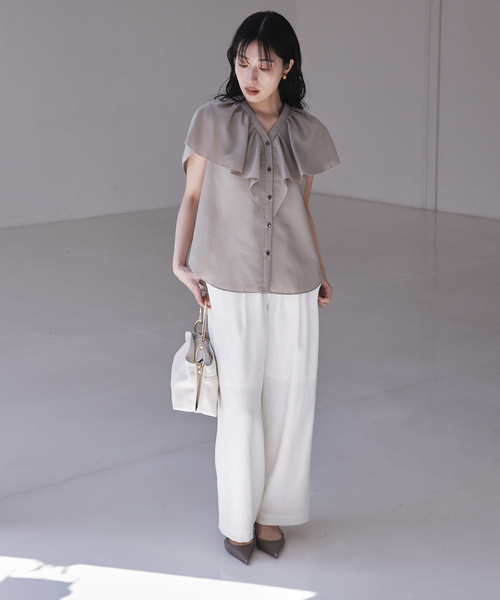 qualite(カリテ)の「ラッフルカラーVネックブラウス(シャツ/ブラウス・レディース・ブラック/カーキ/オフホワイト・フリー)」の4枚目の写真