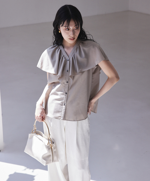 qualite(カリテ)の「ラッフルカラーVネックブラウス(シャツ/ブラウス・レディース・ブラック/カーキ/オフホワイト・フリー)」の5枚目の写真