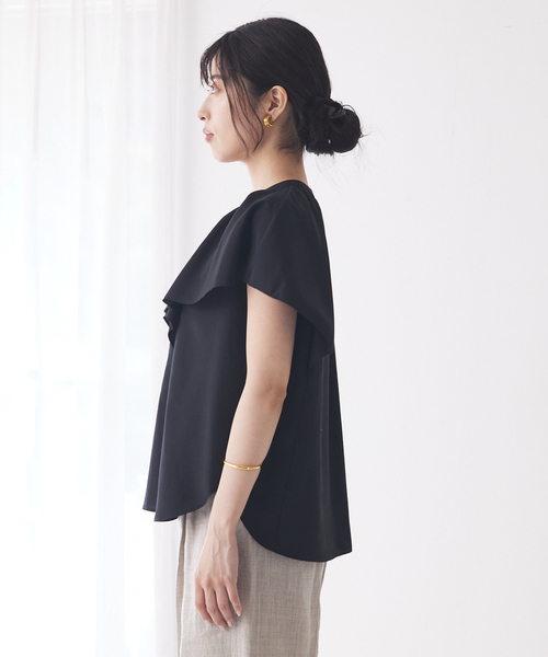 qualite(カリテ)の「ラッフルカラーVネックブラウス(シャツ/ブラウス・レディース・ブラック/カーキ/オフホワイト・フリー)」の8枚目の写真