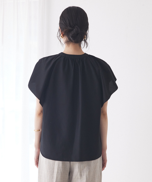 qualite(カリテ)の「ラッフルカラーVネックブラウス(シャツ/ブラウス・レディース・ブラック/カーキ/オフホワイト・フリー)」の9枚目の写真