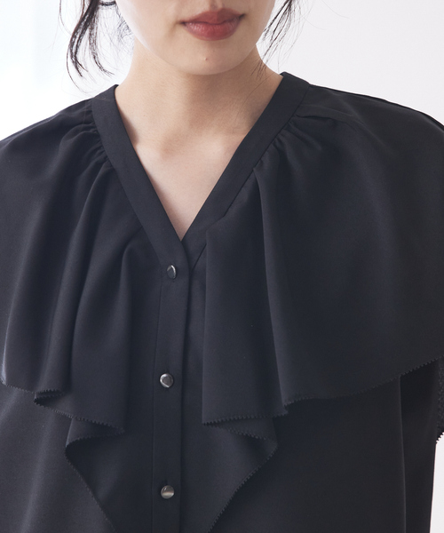 qualite(カリテ)の「ラッフルカラーVネックブラウス(シャツ/ブラウス・レディース・ブラック/カーキ/オフホワイト・フリー)」の10枚目の写真