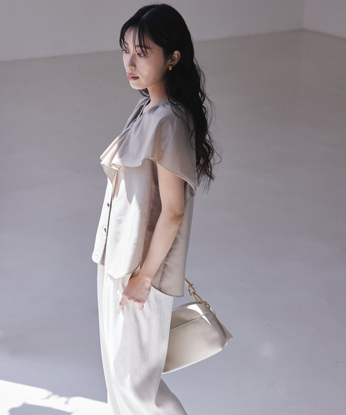 qualite(カリテ)の「ラッフルカラーVネックブラウス(シャツ/ブラウス・レディース・ブラック/カーキ/オフホワイト・フリー)」の13枚目の写真