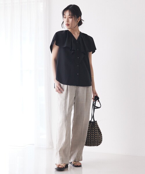 qualite(カリテ)の「ラッフルカラーVネックブラウス(シャツ/ブラウス・レディース・ブラック/カーキ/オフホワイト・フリー)」の8枚目の写真
