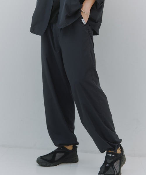 MAISON CLUB(メゾンクラブ)の「【MAISON CLUB】SUPER LIGRT TECH TRAVEL EASY TROUSERS /超軽量リップストップ素材/Tech Nylon Pants /テックナイロンパンツ(その他パンツ・メンズ・ネイビー/ブラック/カーキ・M/L)」の2枚目の写真