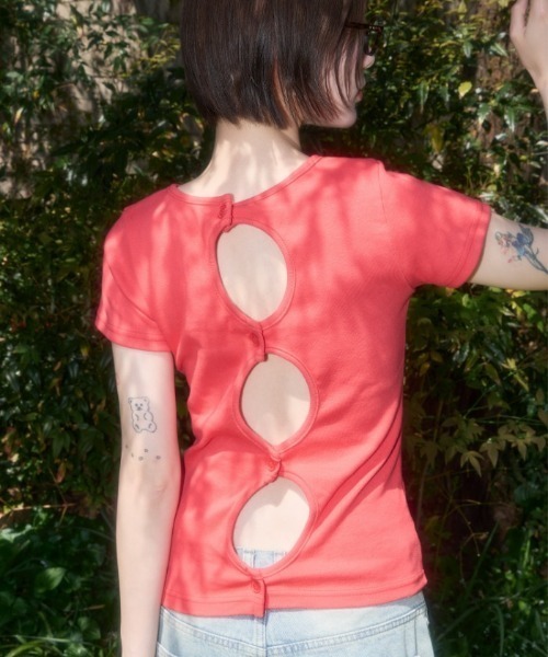 FANCY CLUB(ファンシークラブ)の「A'GEM/9 × .kom 『FANCY CLUB/ファンシークラブ』 Back Slit Button Tee/バックスリット ボタン TEE(Tシャツ/カットソー・レディース・ブラック/レッド・FREE)」の2枚目の写真