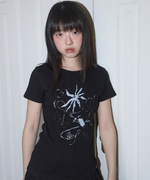 FANCY CLUB(ファンシークラブ)の「A'GEM/9 × .kom 『FANCY CLUB/ファンシークラブ』 Back Slit Button Tee/バックスリット ボタン TEE(Tシャツ/カットソー・レディース・ブラック/レッド・FREE)」の1枚目の写真