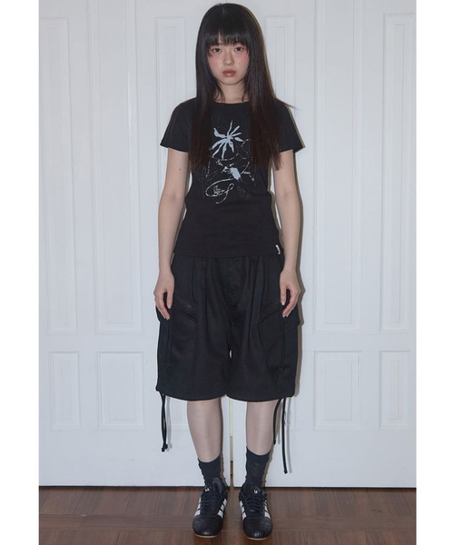 FANCY CLUB(ファンシークラブ)の「A'GEM/9 × .kom 『FANCY CLUB/ファンシークラブ』 Back Slit Button Tee/バックスリット ボタン TEE(Tシャツ/カットソー・レディース・ブラック/レッド・FREE)」の6枚目の写真