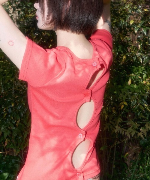 FANCY CLUB(ファンシークラブ)の「A'GEM/9 × .kom 『FANCY CLUB/ファンシークラブ』 Back Slit Button Tee/バックスリット ボタン TEE(Tシャツ/カットソー・レディース・ブラック/レッド・FREE)」の9枚目の写真