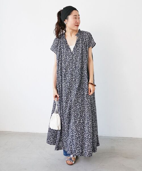 le.coeur blanc（ルクールブラン）の「《手洗い可能》フラワープリントネックギャザーワンピース（ワンピース・レディース・グリーン系その他/ホワイト系その他・38）」の4枚目の写真