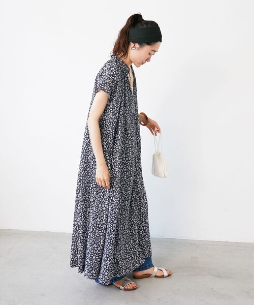 le.coeur blanc（ルクールブラン）の「《手洗い可能》フラワープリントネックギャザーワンピース（ワンピース・レディース・グリーン系その他/ホワイト系その他・38）」の7枚目の写真