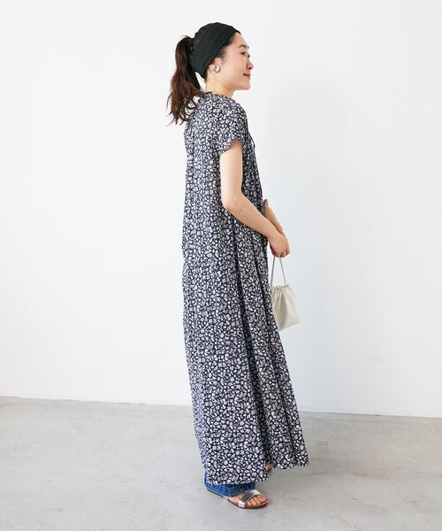 le.coeur blanc（ルクールブラン）の「《手洗い可能》フラワープリントネックギャザーワンピース（ワンピース・レディース・グリーン系その他/ホワイト系その他・38）」の8枚目の写真