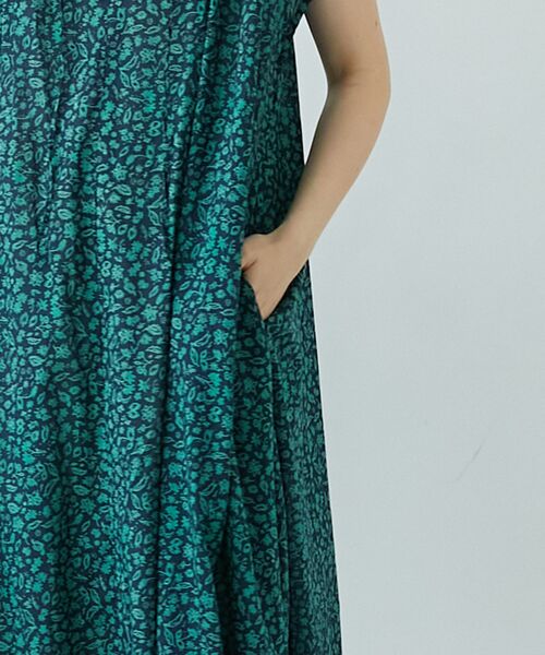 le.coeur blanc（ルクールブラン）の「《手洗い可能》フラワープリントネックギャザーワンピース（ワンピース・レディース・グリーン系その他/ホワイト系その他・38）」の21枚目の写真