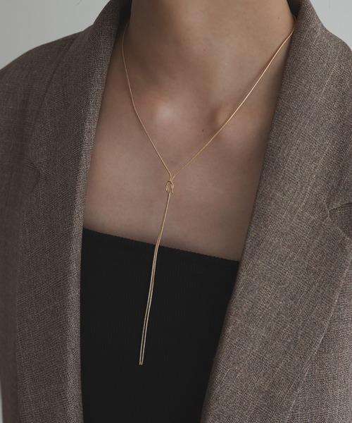 hellam(へラム)の「ノットデザイン ロングネックレス(ネックレス・レディース・シルバー/ゴールド・FREE)」の2枚目の写真