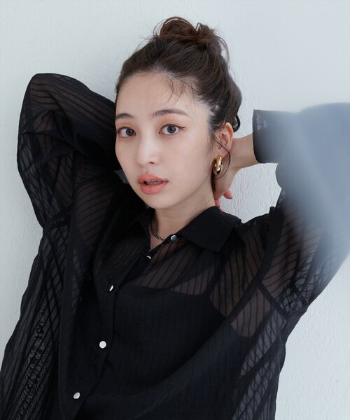 natural couture(ナチュラルクチュール)の「【WEB限定】シアービッグシャツ(シャツ/ブラウス・レディース・ブラック/ピンク/オフホワイト/ブルー・FREE)」の9枚目の写真