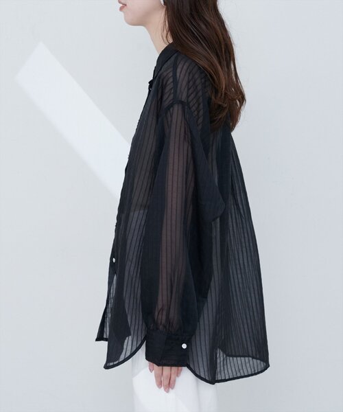 natural couture(ナチュラルクチュール)の「【WEB限定】シアービッグシャツ(シャツ/ブラウス・レディース・ブラック/ピンク/オフホワイト/ブルー・FREE)」の19枚目の写真