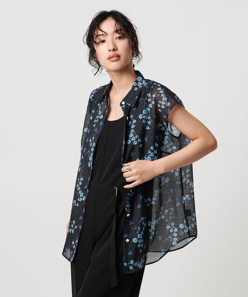 UNITED ARROWS(ユナイテッドアローズ)の「オーガンジープリント ノースリーブブラウス -ウォッシャブル-(シャツ/ブラウス・レディース・その他1/ホワイト/ネイビー・FREE)」の4枚目の写真