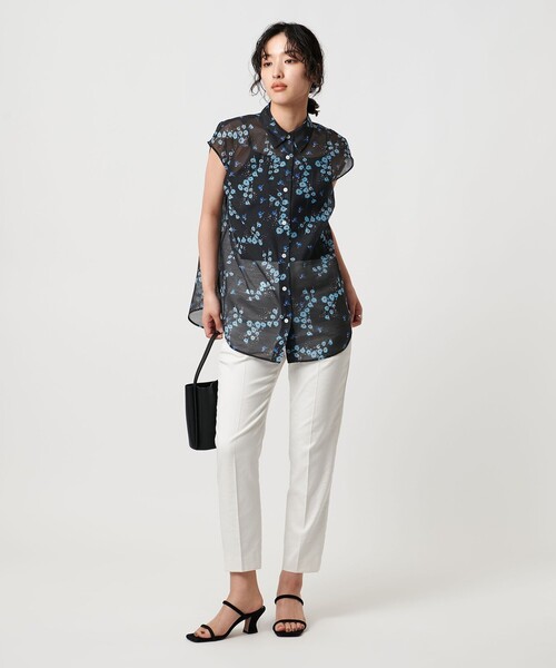 UNITED ARROWS(ユナイテッドアローズ)の「オーガンジープリント ノースリーブブラウス -ウォッシャブル-(シャツ/ブラウス・レディース・その他1/ホワイト/ネイビー・FREE)」の7枚目の写真