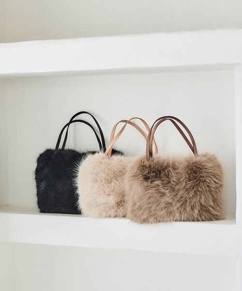 le.coeur blanc（ルクールブラン）の「《ランキング1位》フェイクファー2WAYバッグ（ショルダーバッグ・レディース・ベージュ/アイボリー/ブラック・FREE）」の4枚目の写真