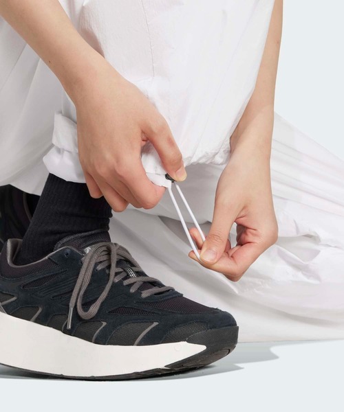 adidas（アディダス）の「チームガイスト アディカラー オーバーサイズ トラックパンツ / アディダスオリジナルス adidas Originals（その他パンツ・レディース・ホワイト/ブラック・LARGE/MEDIUM/SMALL/X-SMALL/XX-LARGE/3XL/X-LARGE）」の5枚目の写真