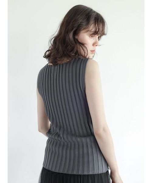 FIKA.(フィーカ)の「Wide rib sleeveless pullover(ニット/セーター・レディース・イエロー系その他4/チャコール/オレンジ系3/ダークブラウン・MEDIUM)」の16枚目の写真