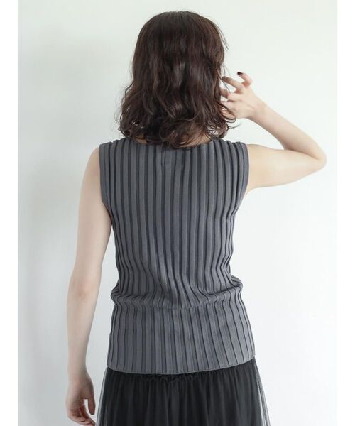 FIKA.(フィーカ)の「Wide rib sleeveless pullover(ニット/セーター・レディース・イエロー系その他4/チャコール/オレンジ系3/ダークブラウン・MEDIUM)」の17枚目の写真