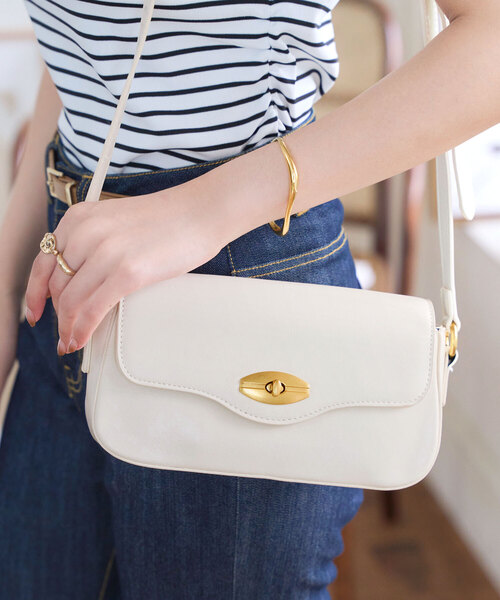 KOBE LETTUCE（コウベレタス）の「ターンロックワンハンドルバッグ（ハンドバッグ・レディース・ブラック/オフホワイト/ブラウン/ネイビー・M）」の2枚目の写真