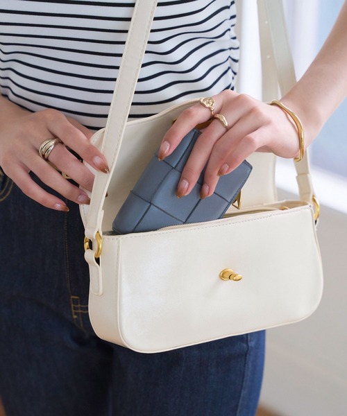 KOBE LETTUCE（コウベレタス）の「ターンロックワンハンドルバッグ（ハンドバッグ・レディース・ブラック/オフホワイト/ブラウン/ネイビー・M）」の5枚目の写真