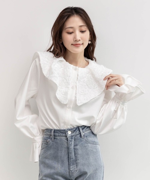 RANDA(ランダ)の「3Dフラワービッグカラーブラウス(シャツ/ブラウス・レディース・ホワイト/ブラック・FREE)」の1枚目の写真