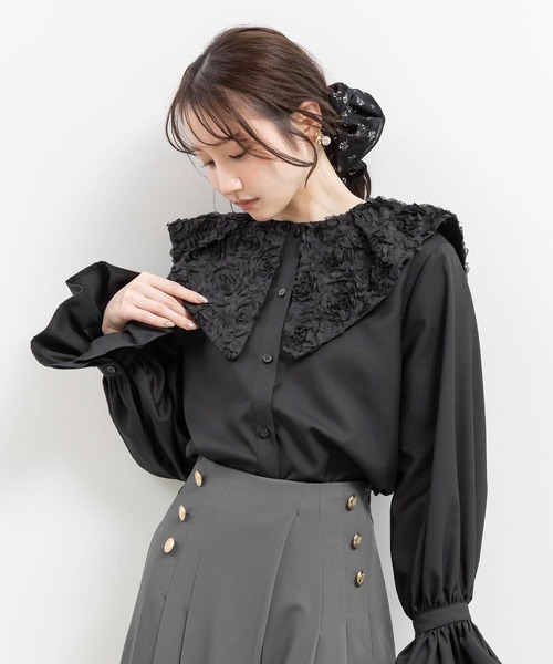 RANDA(ランダ)の「3Dフラワービッグカラーブラウス(シャツ/ブラウス・レディース・ホワイト/ブラック・FREE)」の2枚目の写真