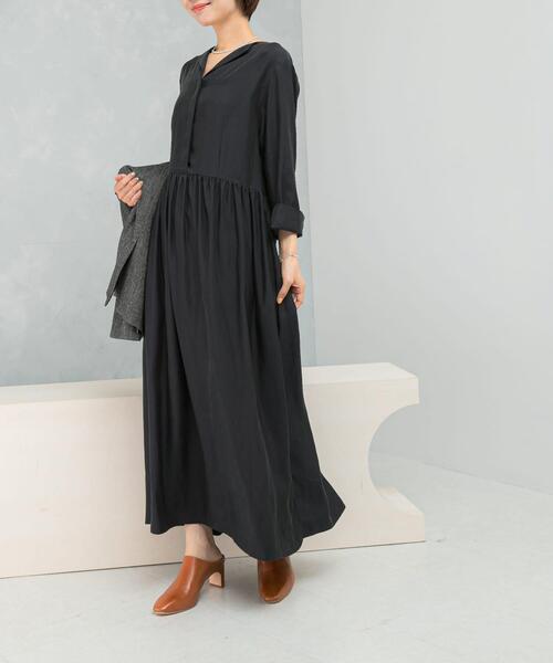 URBAN RESEARCH ROSSO WOMEN（アーバンリサーチ　ロッソ）の「キュプラ混フィブリルギャザーワンピース（ワンピース・レディース・ベージュ/ブラック/ブラウン系その他・FREE）」の2枚目の写真